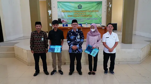 Kepala Kemenag garut Cece Hidayat beserta nara sumber lainnya dalam bimbingan perkawinan calon pengantin di Garut, Jawa Barat. (Liputan6.com/Jayadi Supriadin)
