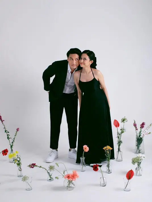 Sedangkan di potret lain, Hanggini dan Luthfi tampil casual formal dengan busana serba hitam [@byjatidiriono]