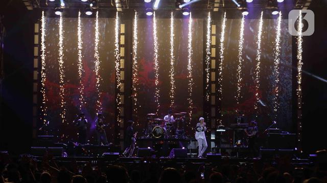 Aksi Enerjik Sheila on 7 saat Konser di Jakarta