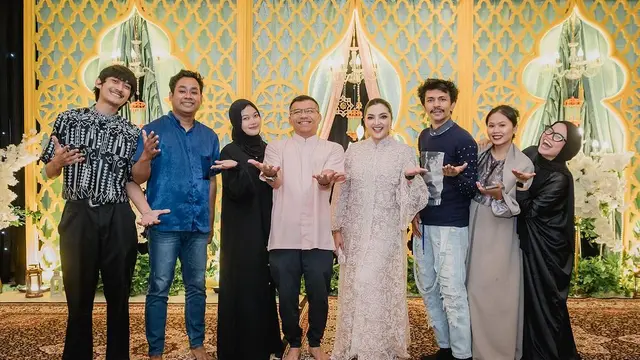 Momen Anang Hermansyah Adakan Buka Bersama untuk Karyawan, Acara Tahunan yang Selalu DinantikanMomen Anang Hermansyah Adakan Buka Bersama untuk Karyawan, Acara Tahunan yang Selalu Dinantikan