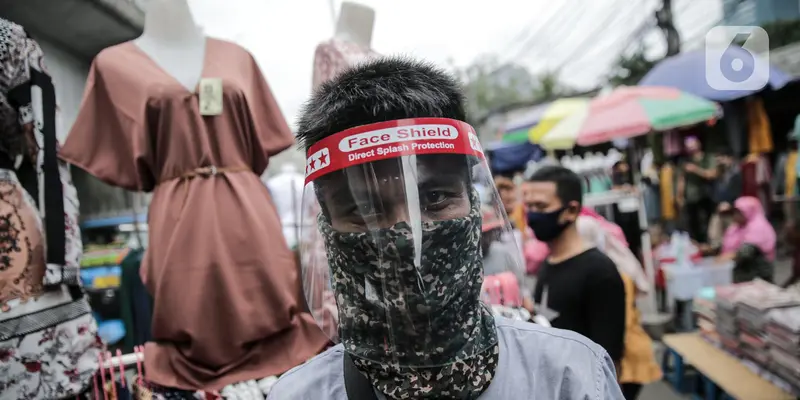 Pedagang di Tanah Abang Lindungi Diri dengan Face Shield