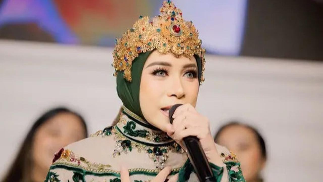 Glamor dan Unik, Ini Gaya Kondangan Melly Goeslaw dengan Gaun Bertabur Permata