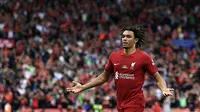 Pemain Liverpool Trent Alexander-Arnold melakukan selebrasi usai mencetak gol ke gawang Manchester City pada pertandingan sepak bola FA Community Shield di King Power Stadium, Leicester, Inggris, 30 Juli 2022. Liverpool sukses meraih trofi Communiy Shield usai mengalahkan Manchester City dengan skor 3-1. (AP Photo/Leila Coker)