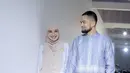 Sedangkan Shireen Sungkar tampil kembaran dengan sang suami mengenakan dress satin warna lilac yang mewah. Dressnya dipadukan dengan hijab warna cream yang kontras namun tetap terlihat elegan. [@shireensungkar]