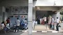 Pengunjung melaporkan barang bawaan saat menjenguk keluarga yang ditahan di Rumah Tahanan Kelas I Jakarta Timur Cabang Rutan KPK, Rabu (22/8). (Merdeka.com/Iqbal Nugroho)