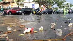 Pengendara melintasi jalan Margonda Raya yang tergenang air, Kota Depok, Jawa Barat, Jumat (29/5/2020). Hujan deras dan tersumbatnya aliran air menyebabkan sebagian ruas jalan Margonda Raya sempat tergenang air serta menyebabkan arus lalu lintas tersendat. (LIputan6.com/Helmi Fithriansyah)