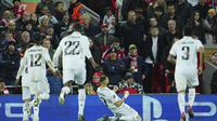 Selebrasi striker Real Madrid, Karim Benzema setelah mencetak gol keempat timnya ke gawang Liverpool dalam laga leg pertama babak 16 besar Liga Champions 2022/2023 di Anfield Stadium, Liverpool (21/2/2023). Karim Benzema menjadi pemain Prancis dengan penampilan terbanyak di Liga Champions hingga kini dengan total 147 penampilan bersama Olympique Lyon dan Real Madrid dengan torehan 88 gol dan 30 assist. (AP Photo/Jon Super)