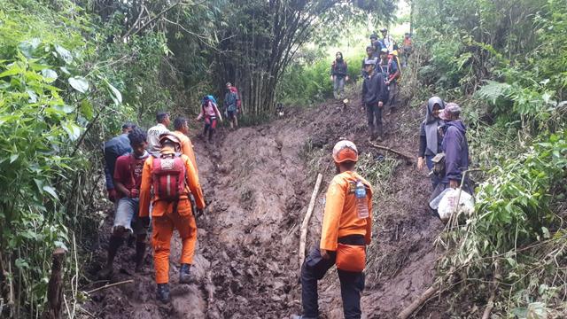Belasan Pendaki Cedera Saat Turun Gunung Talang Regional Liputan6 Com