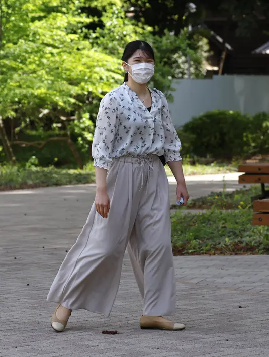 Putri Aiko kembali ke Universitas Gakushuin Tokyo untuk pertama kalinya tahun akademik ini.  (Issei Kato/Pool Photo via AP)