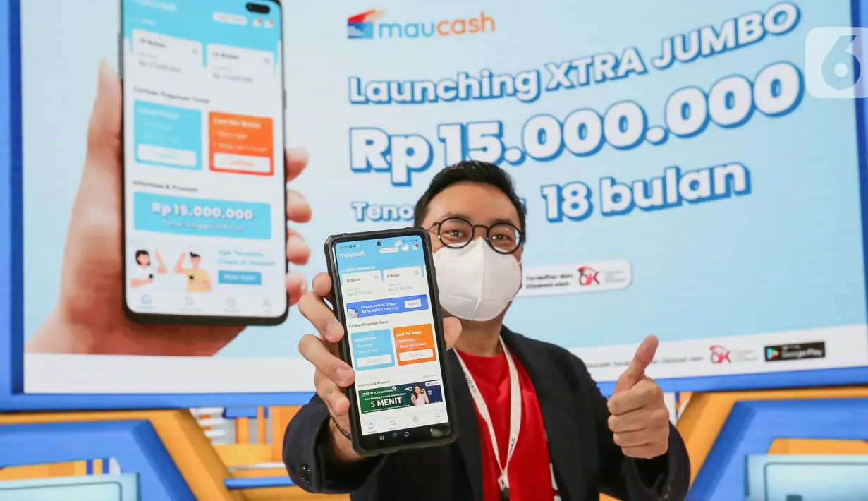 Direktur Marketing Maucash Indra Suryawan menunjukkan aplikasi Maucash di sela-sela peluncuran Mauringan XTRA Jumbo pada Event GIIAS Jakarta 2021, Jumat (19/11/2021). XTRA Jumbo adalah pinjaman dana tunai dengan jumlah pinjaman mulai dari Rp 10-15 juta tenor 15 – 18 bulan. (Liputan6.com)