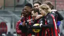 Para pemain AC Milan merayakan kemenangan atas Torino pada laga Coppa Italia di Stadion San Siro, Selasa (12/1/2021). AC Milan menang adu penalti dengan skor 5-4. (AP/Antonio Calanni)