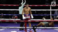 Petinju Indonesia, Daud Yordan saat menumbangkan perlawanan Panya Uthok (Thailand) pada laga mempertahankan gelar WBC Asia Boxing Council Silver Super Lightweight di Balai Sarbini, Jakarta, Jumat (1/7/2022). Daud Yordan menang KO pada ronde keenam. (Liputan6.com/Helmi Fithriansyah)