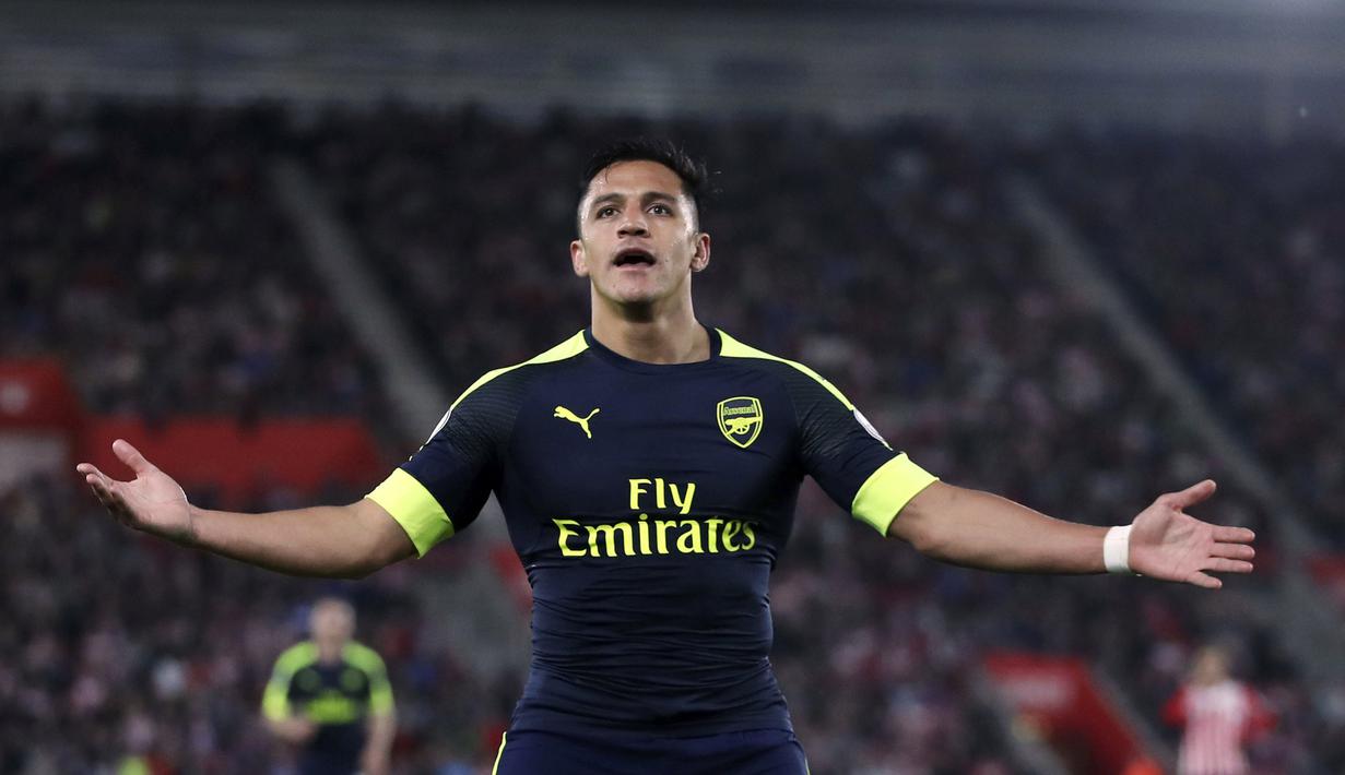 Alexis Sanchez merayakan golnya ke gawang Soton pada laga Premier League di St Mary's stadium, Southampton, (10/5/2017). Arsenal menang 2-0. (Nick Potts/PA via AP)