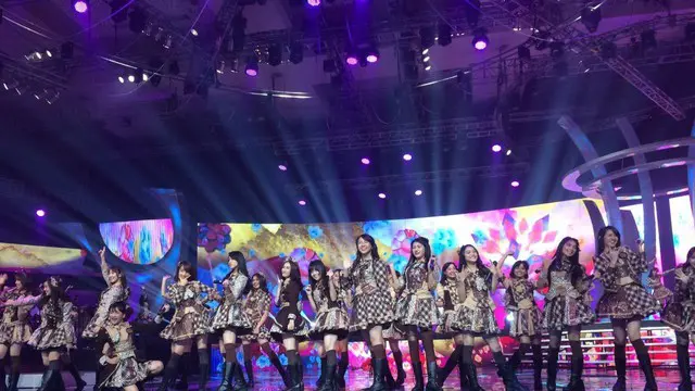 Simak penampilan JKT 48 yang membawakan lagu berjudul "Fortune Cookies dan Luar Biasa" dalam acara Malam Puncak HUT SCTV 27 