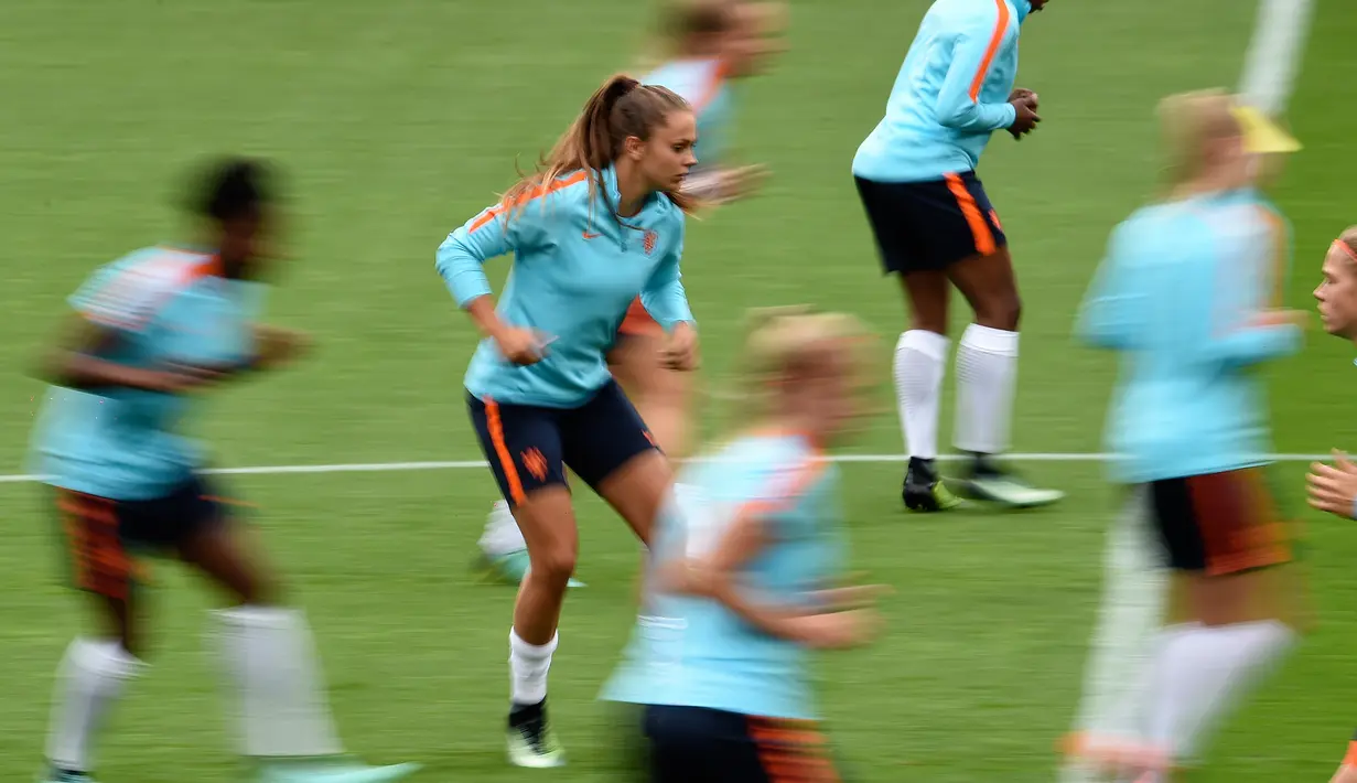 Lieke Martens (tengah) saat mengikuti sesi latihan jelang menghadapi Inggris pada semifinal UEFA Women's Euro 2017 di stadion FC Twente di Enschede, (2/8). Pesepak bola wanita 24 tahun ini merupakan pemain klub Barcelona. (AFP Photo/ Daniel Mihailescu) 