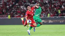Pemain Timnas Indonesia, Ramadhan Sananta berebut bola dengan pemain St Kitts and Nevis, Mervin Lewis dalam laga semifinal FIFA Series 2026 di Stadion Utama Gelora Bung Karno (SUGBK), Senayan, Jakarta, Jumat (27/03/2026). (Bola.com/M Iqbal Ichsan)