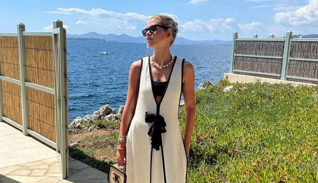 <p>Meski terlihat sederhana, busana yang dikenakan berasal dari merk mewah. Dress putih panjang dengan detail plunging neck memberi kesan elegan yang effortless. [Instagram/sofiarichiegrainge]</p>