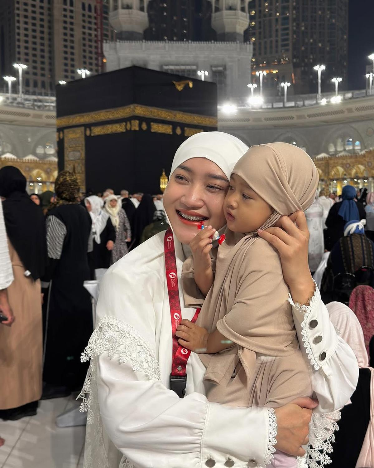 Potret Yeni Inka Berhijab saat Umrah, Kali Ini Bareng Suami dan Anak