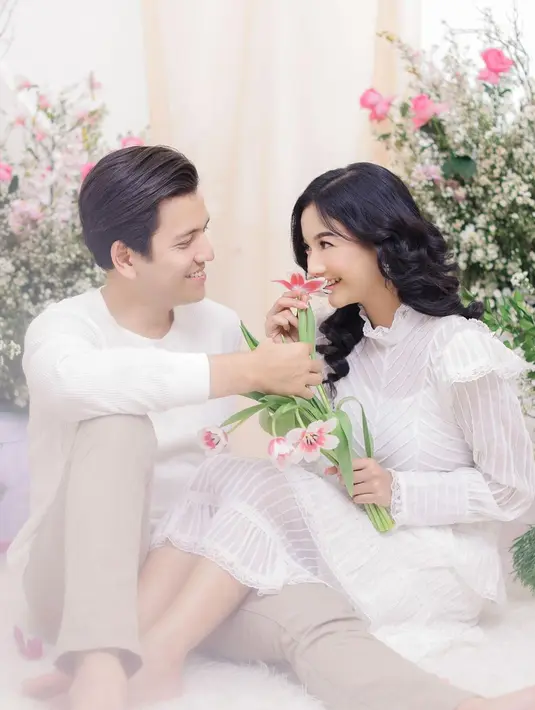 Glenca memakai dress berpotongan tumpuk dengan aksen tembus pandang.[@fdphotography90]