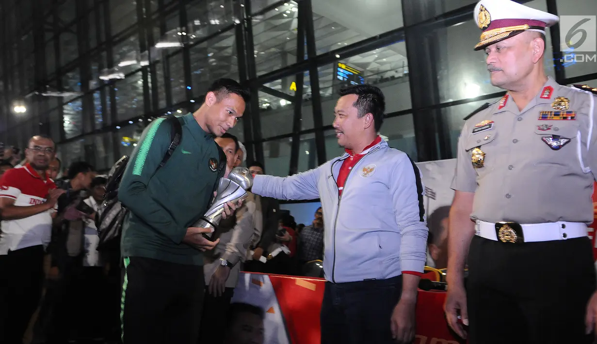 Menpora Imam Nahrawi memberikan selamat kepada Kapten Pemain Timnas Indonesia U-22 Andy Setyo saat tiba di Bandara Soekarno Hatta, Tangerang, Rabu (27/2). Timnas tiba di tanah air mendapat sambutan meriah dari suporter. (Liputan6.com/Herman Zakharia)