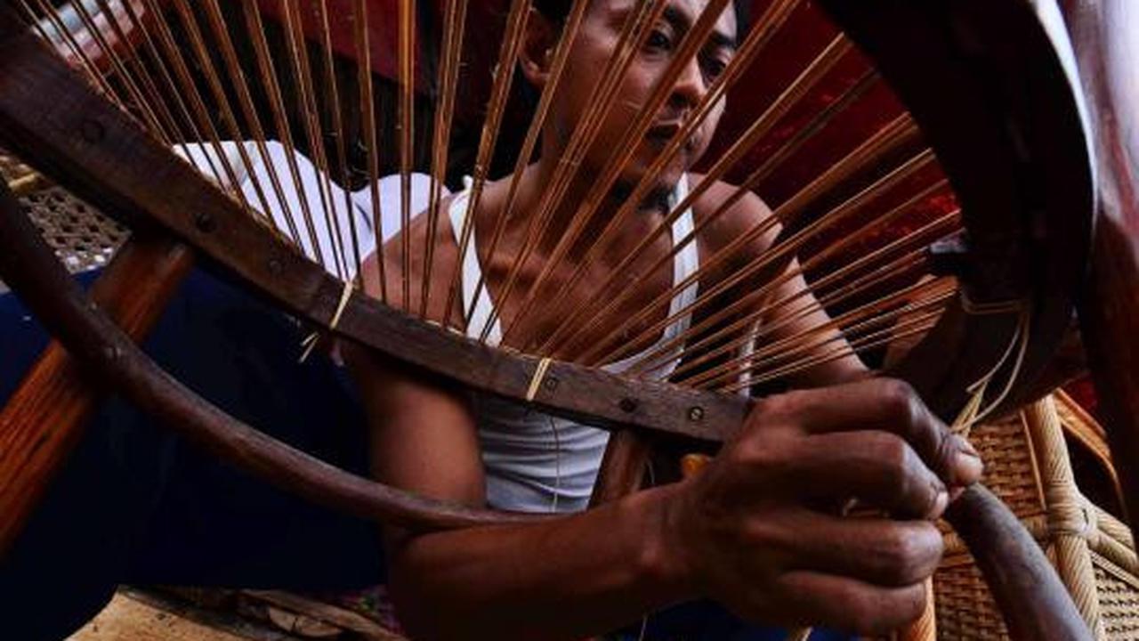 Mengais rejeki dari rotan