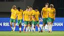 <p>Selebrasi para pemain Timnas Australia U-16 merayakan gol penyeimbang 1-1 ke gawang Timnas Thailand U-16 yang dicetak Quinn Macnicol (kiri) pada laga final Piala AFF U-16 2024 di Stadion Manahan, Solo, Rabu (3/7/2024). (Bola.com/Abdul Aziz)</p>