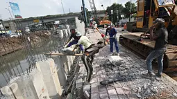 Pekerja menyelesaikan pemasangan turab di Kali Sentiong, Jakarta Pusat, Rabu (15/3/2016). Pemasangan turab tersebut dilakukan untuk memperkokoh dinding kali agar lebih kuat, terutama saat musim hujan. (Liputan6.com/Immanuel Antonius)