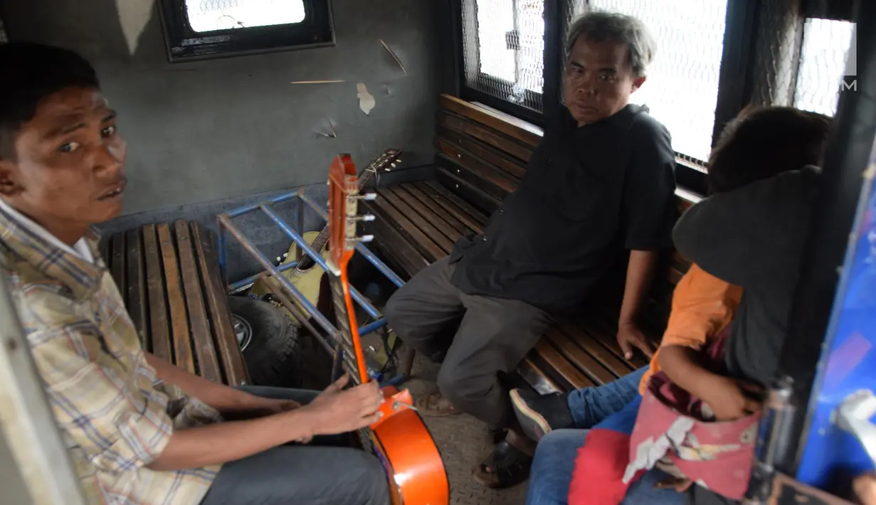 Sejumlah gelandangan atau warga Penyandang Masalah Kesejahteraan Sosial (PMKS) berada di dalam mobil petugas Dinsos usai terjaring razia oleh DKI di Kawasan Terminal Kampung Melayu, Jakarta, Jumat (11/5). (Liputan6.com/Arya Manggala)