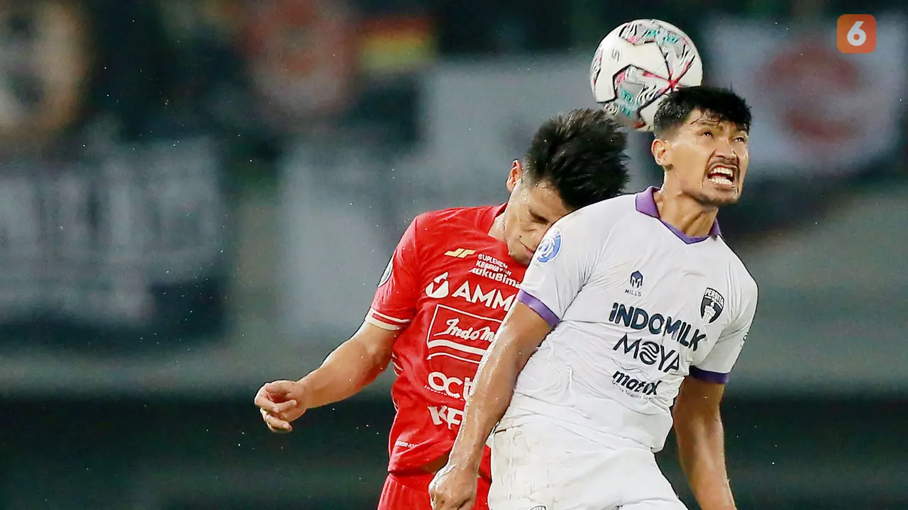 Foto: Melihat Sengitnya Duel Udara Pemain Persija Kontra Persita di BRI Liga 1