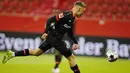 Pemain Bayer Leverkusen Florian Wirtz mencetak gol ke gawang Hoffenheim pada pertandingan Bundesliga di Leverkusen, Jerman, 13 Desember 2020. Bayer Leverkusen menggeser Bayern Munchen dari puncak klesemen usai mengalahkan Hoffenheim dengan skor 4-1. (THILO SCHMUELGEN/POOL/AFP)