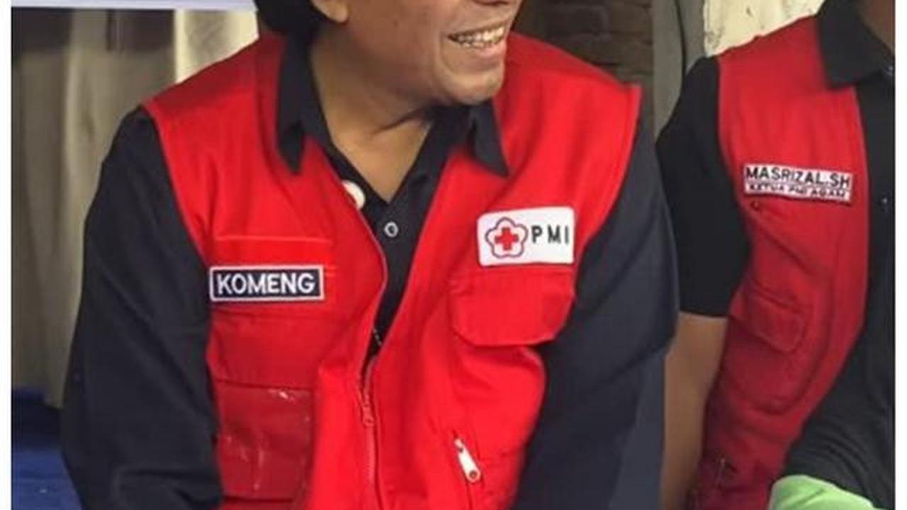 6 Potret Komeng Jadi Relawan di Padang, Hibur Korban Banjir dengan Canda Khasnya