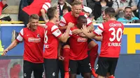 Penyerang Freiburg Nils Petersen merayakan gol kemenangan ke gawang Bayern Muenchen dalam lanjutan Bundesliga (DANIEL ROLAND / AFP)