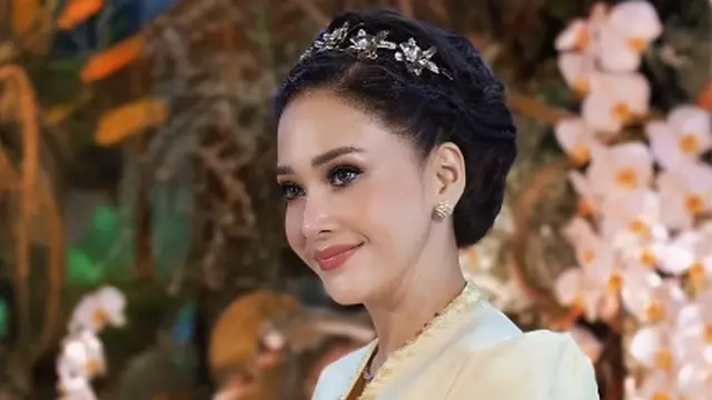 Tampilan Mature Glow Maia Estianty Pakai Makeup Brand Lokal di Hari Lamaran El Rumi dan Syifa Hadju