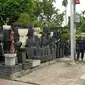 Tumpukan pot tanaman di sepanjang trotoar Jalan Gerbang Pemuda, kawasan Gelora Bung Karno, Jakarta, Senin (2/5). Jelang Asian Games 2018, Pemkot Administrasi Jakpus akan merelokasi pedagang tanaman hias ke dalam kawasan GBK. (Liputan6.com/Gempur M Surya)