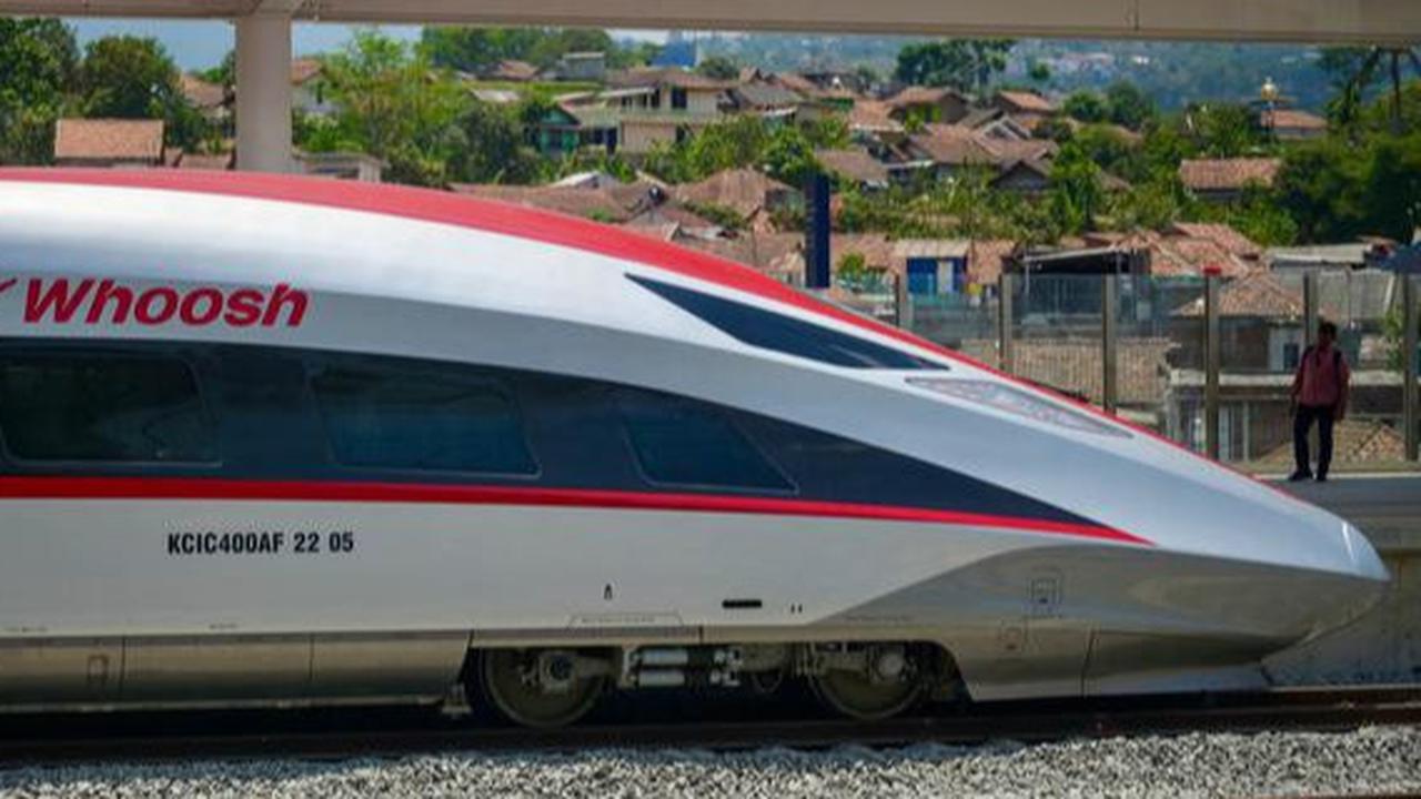 Analis Soroti Utang Kereta Cepat Whoosh Rp120 Triliun dan Utang Garuda Indonesia Rp185 Triliun