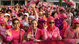 Para survivor atau pejuang kanker payudara di Jakarta yang tergabung dalam Lovepink, mengadakan parade Goes Pink dengan berjalan santai di sepanjang Thamrin (Liputan6.com/Miftahul Hayat)