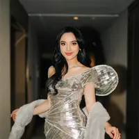 Penyanyi bersuara emas itu tampil bak bintang utama dengan balutan gaun berkilau yang memantulkan cahaya dari setiap sudut, menciptakan efek layaknya sebuah disco ball yang glamor dan futuristis. [@lyodraofficial].