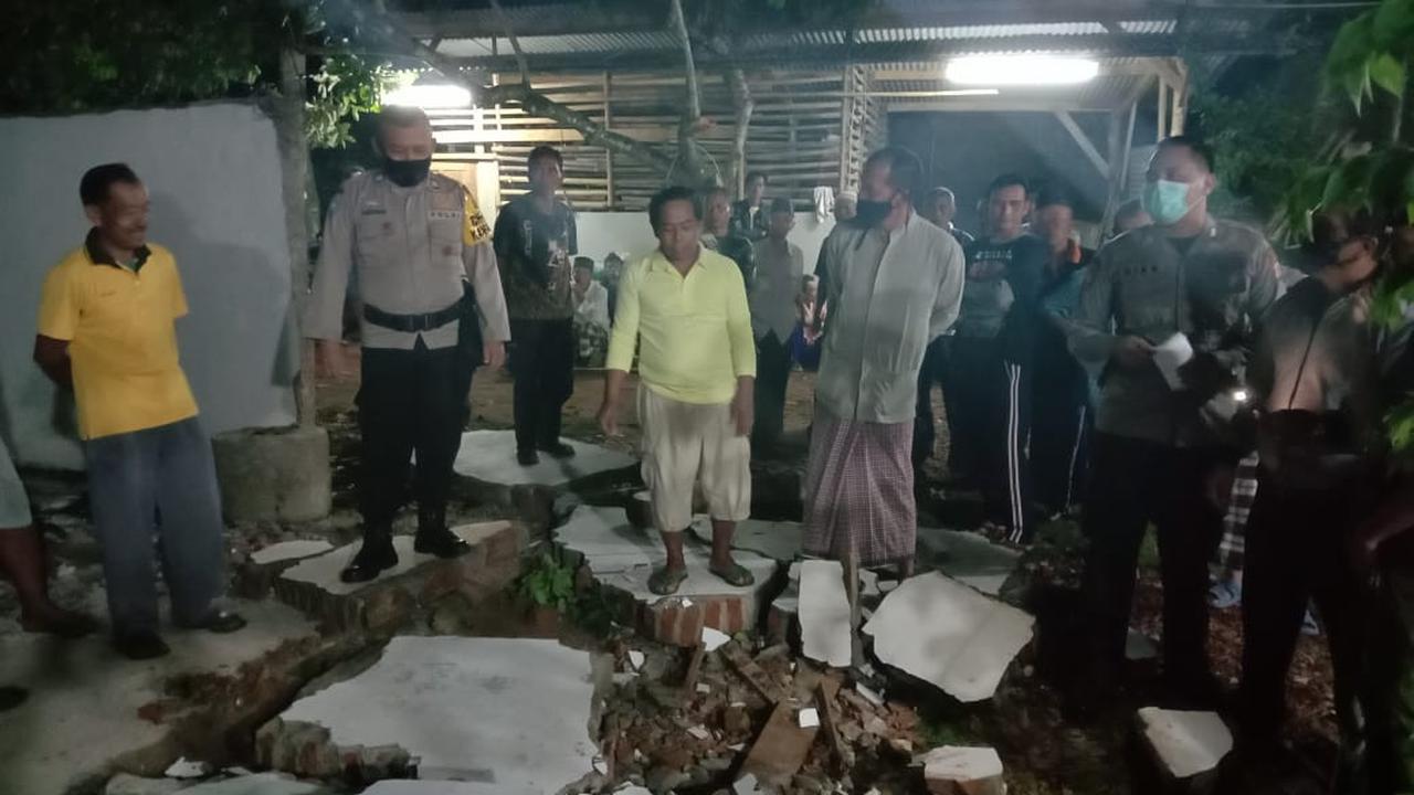 Polis dan warga melihat tempat Kejadian