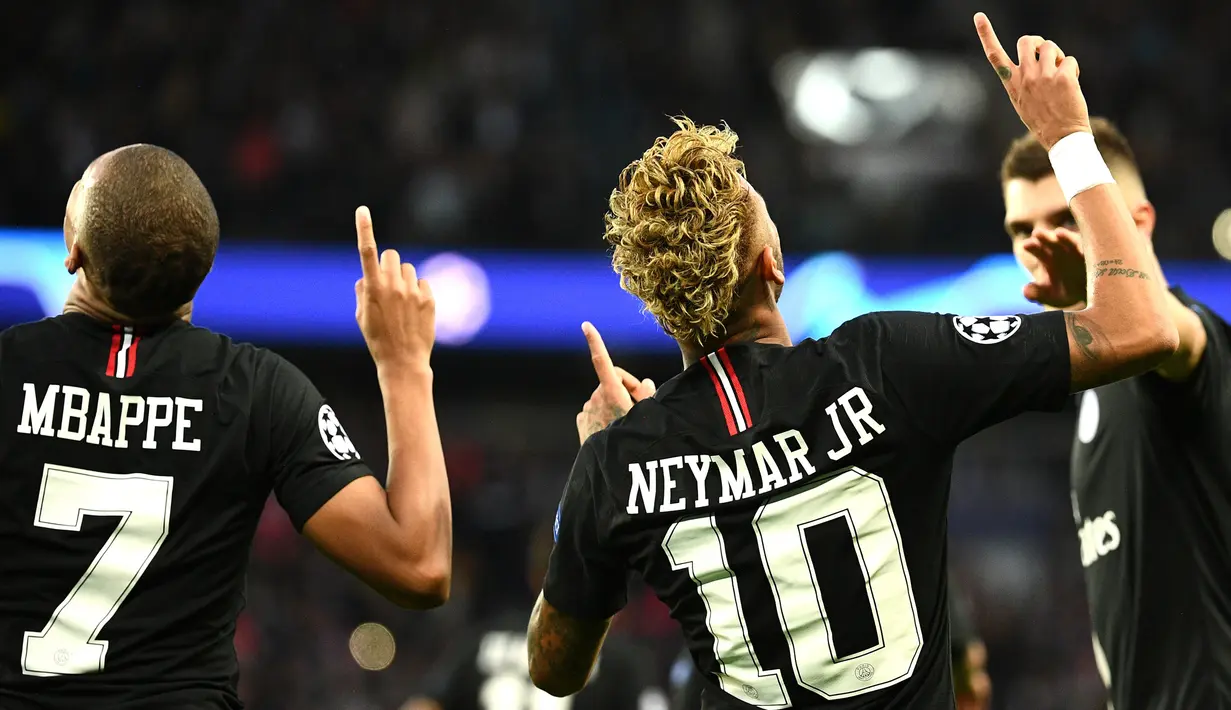 Para pemain PSG merayakan gol yang dicetak Neymar ke gawang Red Star pada laga Liga Champions di Stadion Parc des Princes, Paris, Rabu (3/10/2018). PSG menang 6-1 atas Red Star. (AFP/Franck Fife)