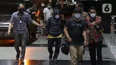Sejumlah orang terdiri dari Aparatur Sipil Negara (ASN) dan pihak swasta dari Kabupaten Langkat Sumatera Utara (Sumut) yang terjaring Operasi Tangkap Tangan KPK tiba di Gedung KPK, Jakarta, Rabu (19/1/2021). Mereka akan diperiksa lebih lanjut oleh penyidik KPK. (Liputan6.com/Helmi Fithriansyah)