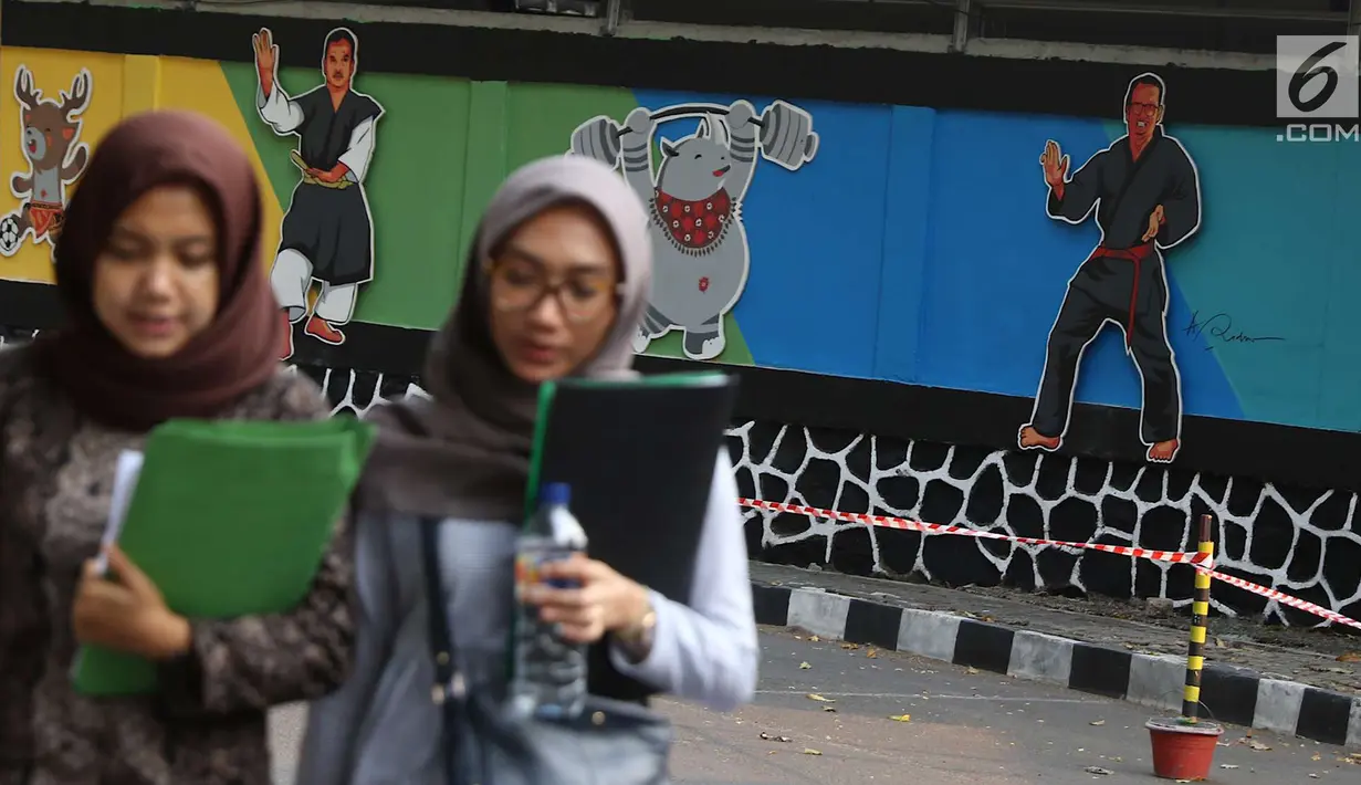 Mahasiswa melintas di depan mural bertema Asian Games 2018 di kawasan Universitas Negeri Jakarta, Kamis (16/8). Mural karya mahasiswa seni rupa tersebut dibuat dalam rangka menyambut Asian Games 2018. (Liputan6.com/Immanuel Antonius)