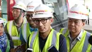 Wakil Gubernur DKI Sandiaga Uno memberikan keterangan saat meninjau proyek pembangunan kereta LRT di Kelapa Gading, Jakarta, Kamis (14/6). Tinjauan ini untuk mengecek kepastian kesiapan LRT jelang sertifikasi Kemenhub. (Liputan6.com/Immanuel Antonius)