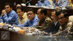 Mendagri Tjahjo Kumolo (tengah) bersama Menteri ATR/Kepala BPN Sofyan Djalil dan Menteri PANRB Asman Abnur (kiri) mengikuti rapat kerja Komisi II DPR dengan kementerian dan lembaga, di Kompleks Parlemen, Jakarta, Senin (3/10). (Liputan6.com/Johan Tallo)