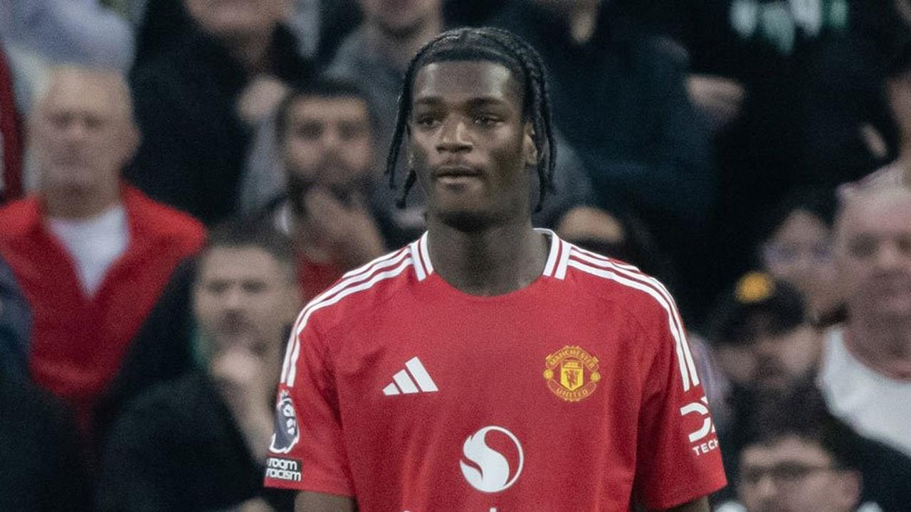 Demi Kebaikannya, Manchester United Bakal Lepas Bek Muda Mereka di Januari 2026