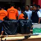 Empat tersangka pemutilasi beruang madu beserta barang bukti diserahkan Balai Pengamanan dan Gakkum KLHK Wilayah Sumatera ke Polda Riau. (Liputan6.com/M Syukur)