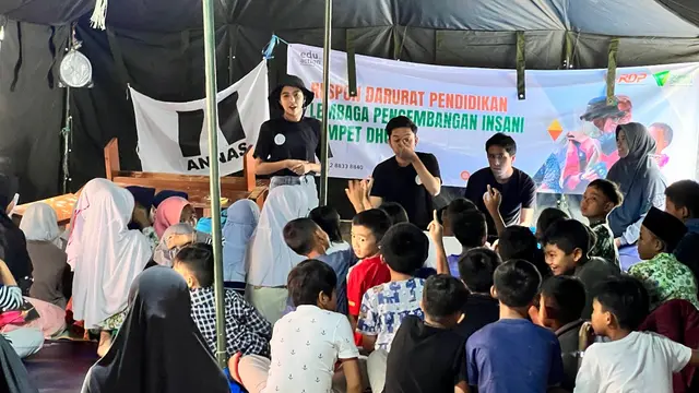Amanda Endrinayla mengajak bermain anak-anak korban terdampak gempa Cianjur