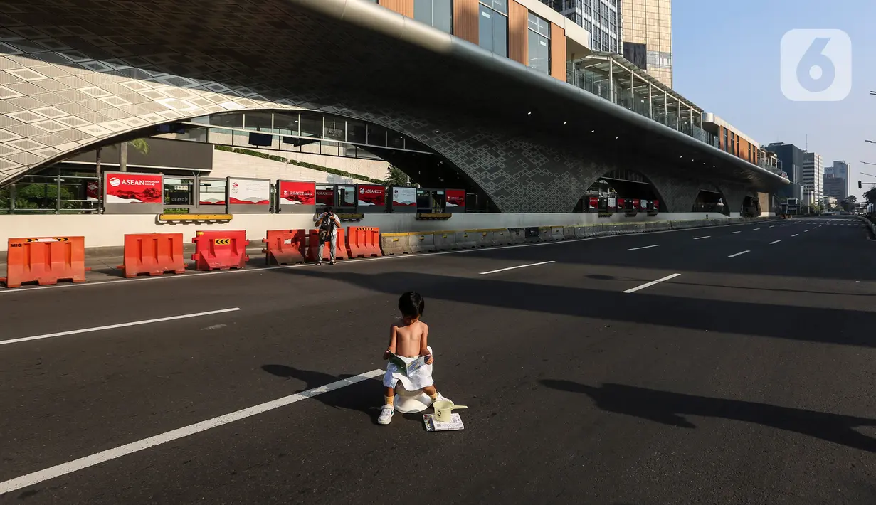 Momen langka ini dimanfaatkan warga untuk foto-foto di tengah jalan. (Liputan6.com/Johan Tallo)