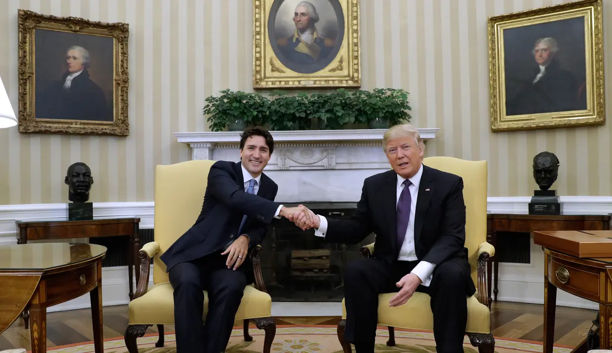 Presiden AS Donald Trump dan PM Kanada Justin Trudeau berjabat tangan sebelum menggelar pertemuan di Oval Office, Gedung Putih, Washington, Senin (13/2). Keduanya diyakini akan membicarakan masalah perdagangan bebas dan keimigrasian. (AP Photo/Evan Vucci)