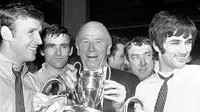 Legenda sepak bola Sir Matt Busby mengumumkan pensiun sebagai manajer Manchester United pada akhir musim atau hari terakhir Piala FA pada 26 April 1969 (AP).