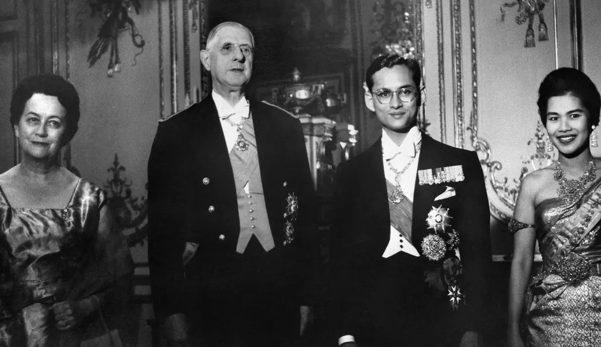 Ki-ka: Istri Presiden Prancis Yvonne de Gaulle, Presiden Prancis Jenderal de Gaulle, Raja Bhumibol Adulyadej dan istrinya Sirikit berpose bersama usai makan malam di Istana Elysee di Paris pada 12 Oktober 1960. (AFP PHOTO)